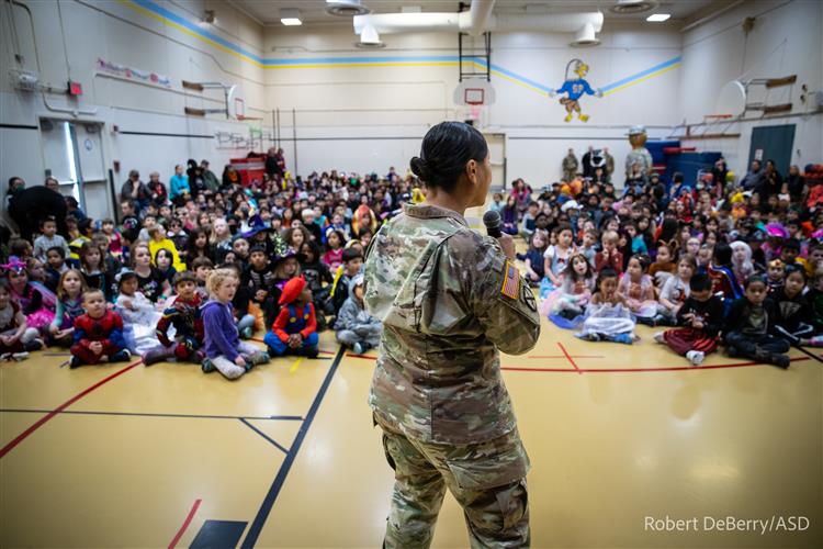 AK Guard talking to students